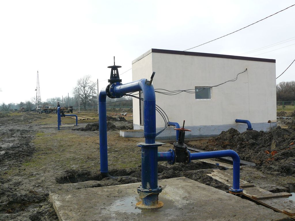 Блочная станция 1 подъема воды для скважины. Водозаборный узел артезианской скважины. Насосная станция на водозаборной скважине. Промышленная скважина.