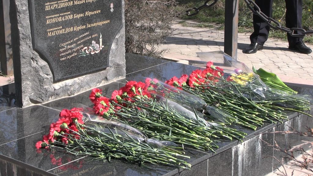 День траура в связи с терактом. Возложили цветы к памятнику погибшим воинам.